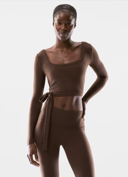 Blusa Envolvente Dorada para un Estilo Refinado Diario