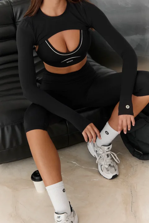 Versátil Chaqueta de Fitness Negra con Mangas de Agujero para el Pulgar