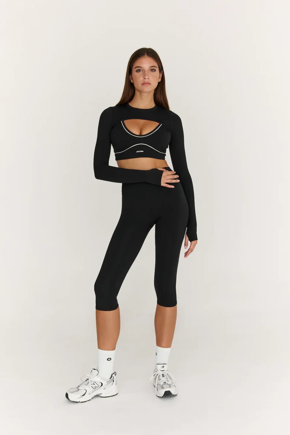 Versátil Chaqueta de Fitness Negra con Mangas de Agujero para el Pulgar